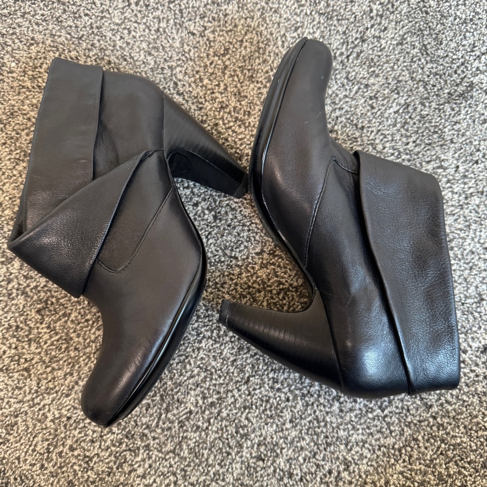 Sofft Women's Size 7M Freeda Black Leather Closed Toe Slip On Ankle Booties - Picture 8 of 11
